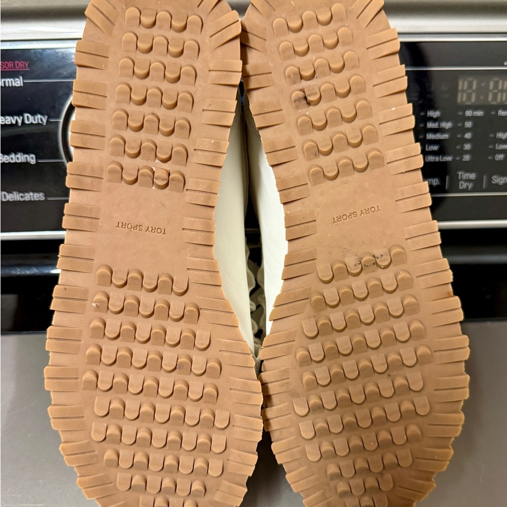 Tory Burch White Sneakers with adorable ruffle - Picture 4 of 4